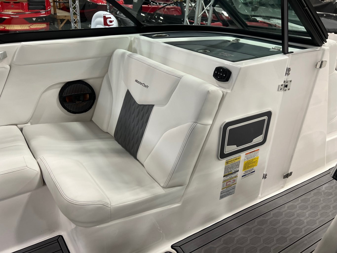 Bateau Mastercraft XT22 2023 Gris & Moteur Blanc 6. 0l Ilmor avec 46 heures Complèment Équipé pour le Wakesurf!