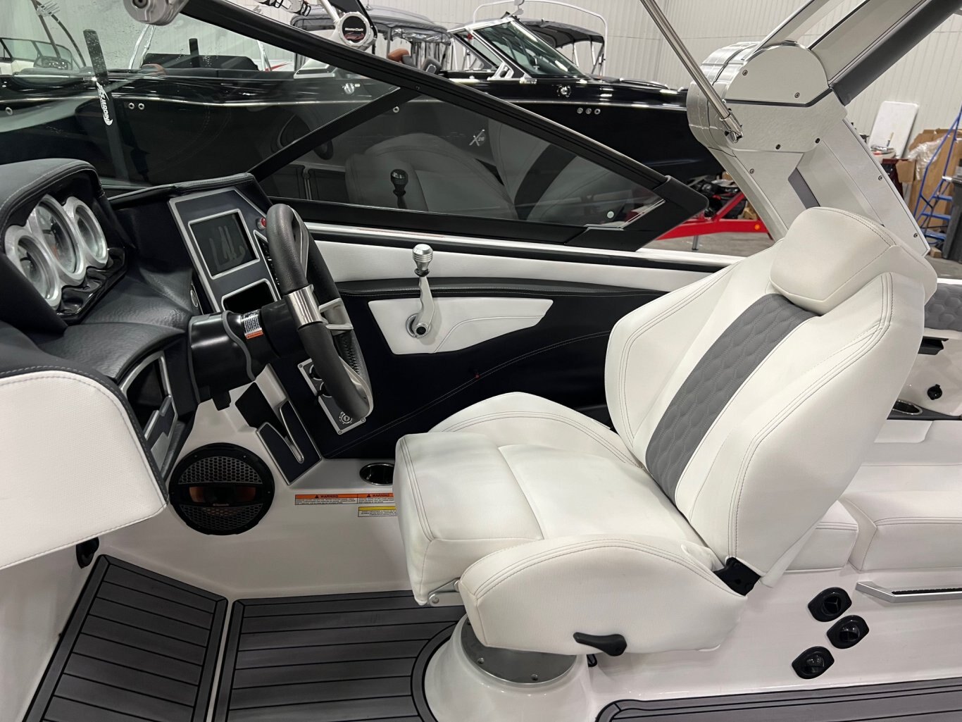 Bateau Mastercraft XT22 2023 Gris & Moteur Blanc 6. 0l Ilmor avec 46 heures Complèment Équipé pour le Wakesurf!