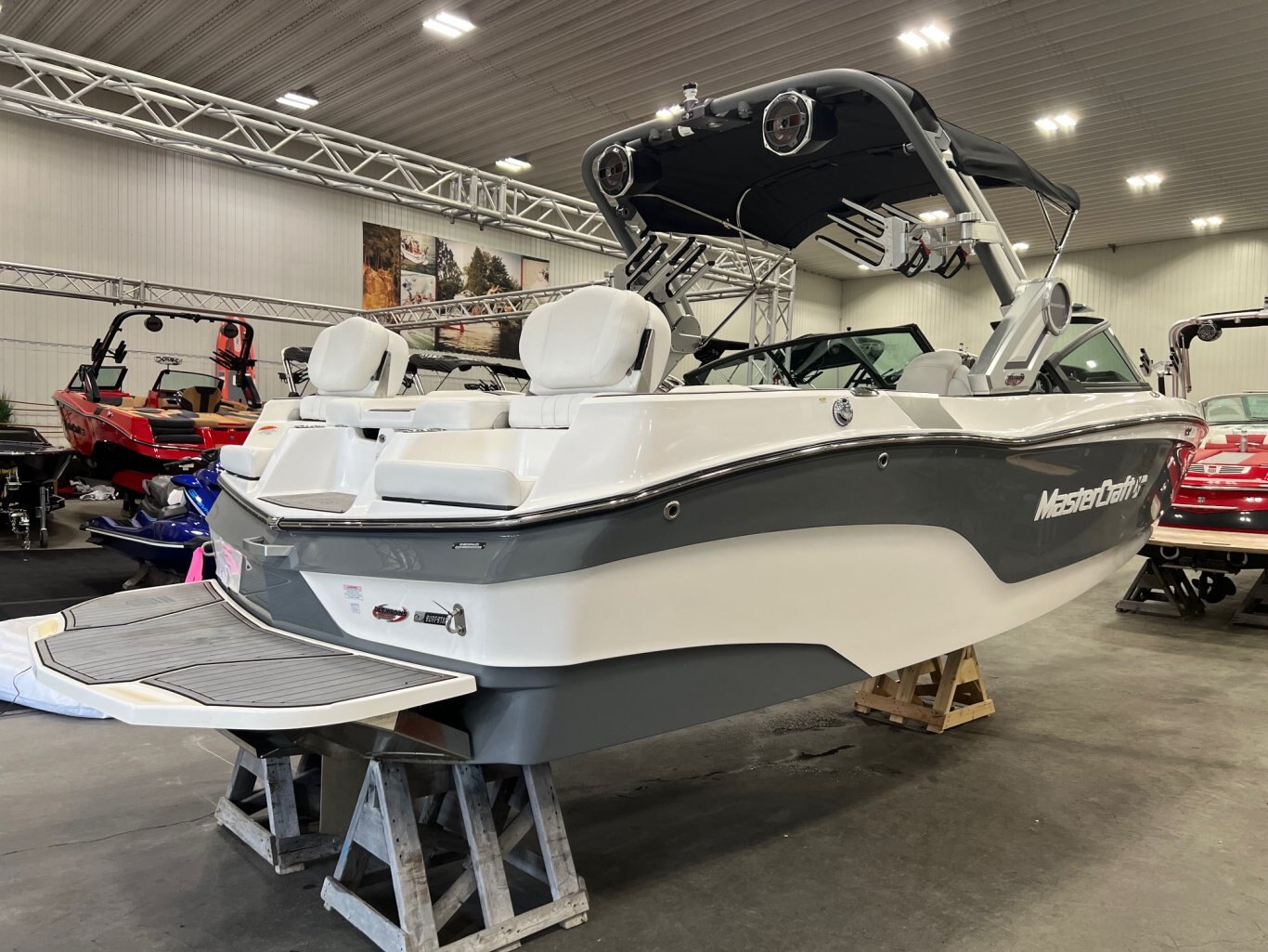 Bateau Mastercraft XT22 2023 Gris & Moteur Blanc 6. 0l Ilmor avec 46 heures Complèment Équipé pour le Wakesurf!