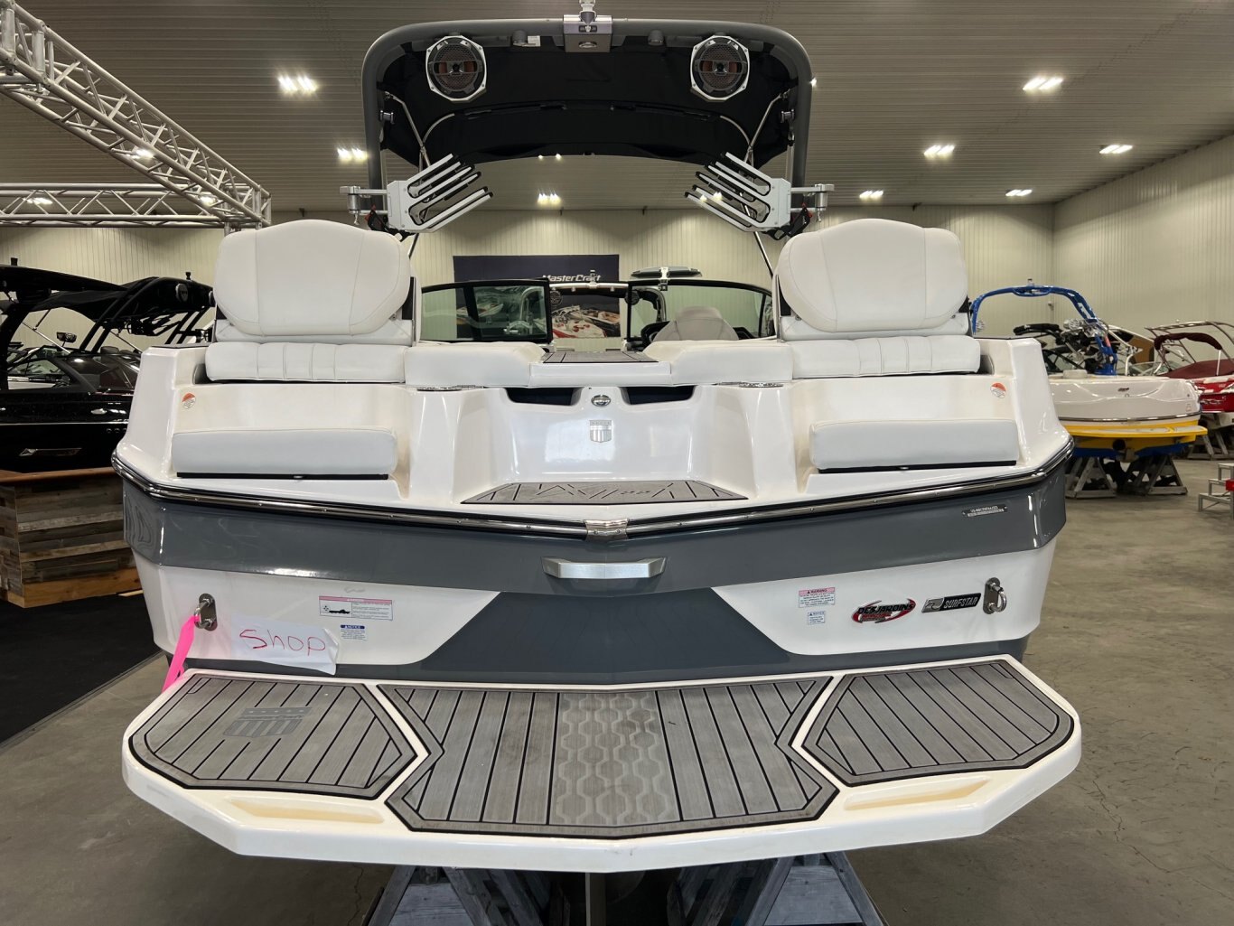 Bateau Mastercraft XT22 2023 Gris & Moteur Blanc 6. 0l Ilmor avec 46 heures Complèment Équipé pour le Wakesurf!