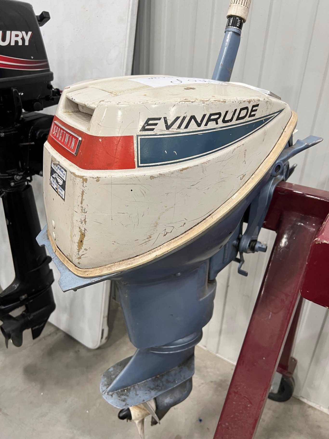 Moteur Hors-Bord Evinrude 9.5hp 1968 Bleu & Blanc vendu tel quel besoin réservoir essence et tune up.