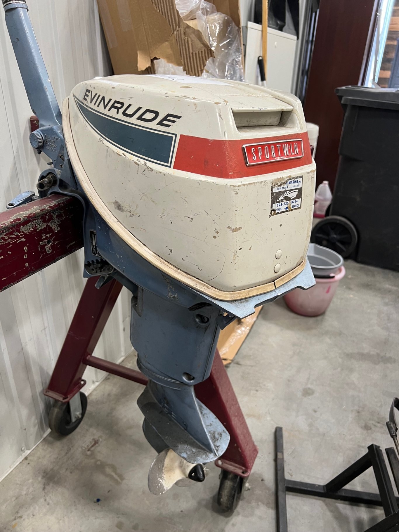 Moteur Hors Bord Evinrude 9.5hp 1968 Bleu & Blanc vendu tel quel besoin réservoir essence et tune up.