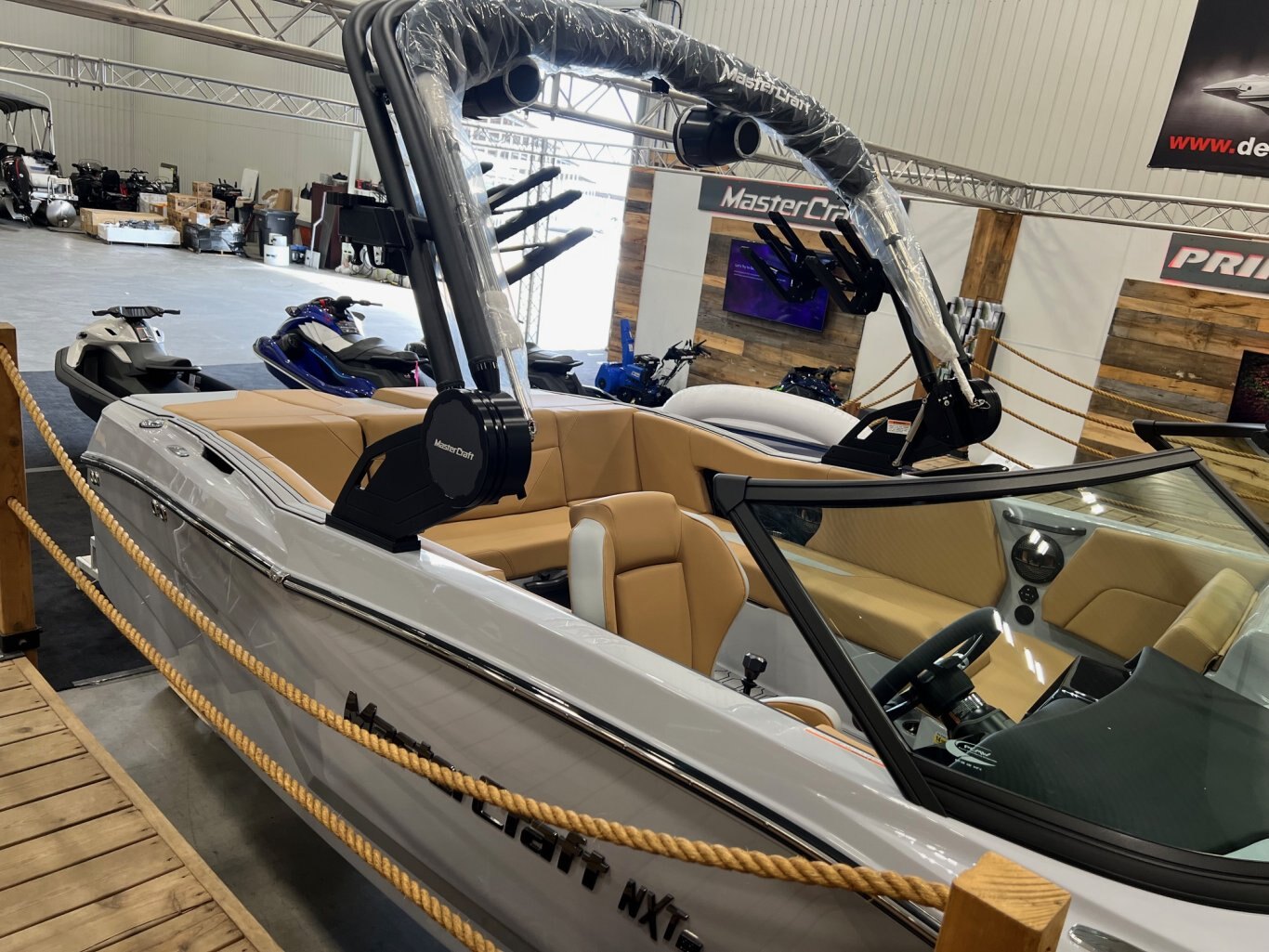 Bateau Mastercraft NXT22 2025 Gris Pale sur Tan Modèle Complètement Équipé pour le Wakesurf!