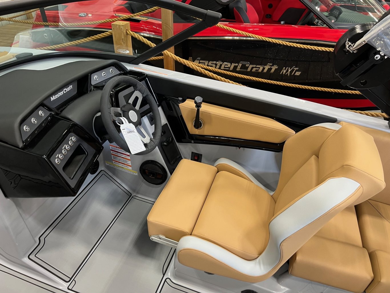 Bateau Mastercraft NXT22 2025 Gris Pale sur Tan Modèle Complètement Équipé pour le Wakesurf!