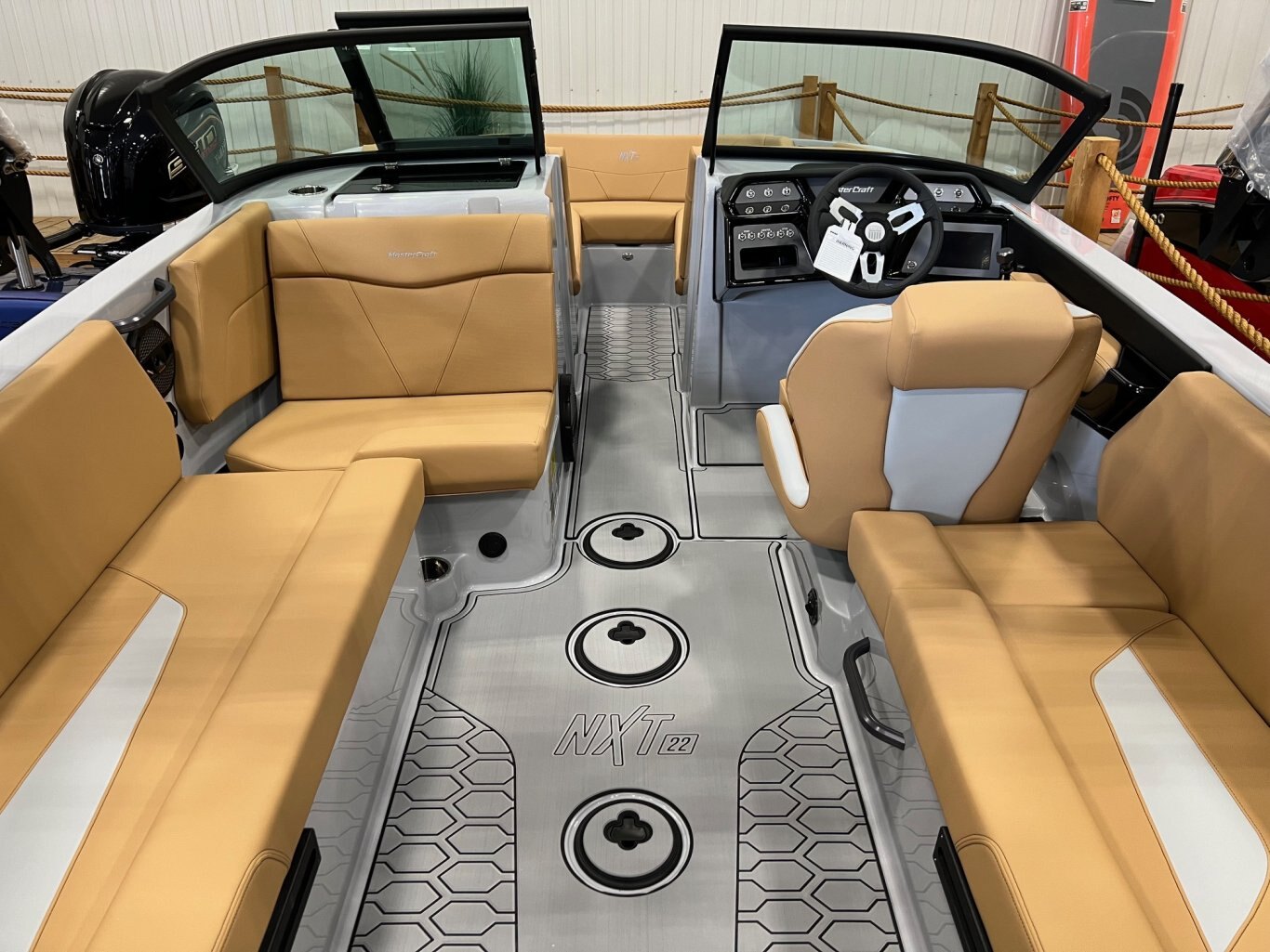 Bateau Mastercraft NXT22 2025 Gris Pale sur Tan Modèle Complètement Équipé pour le Wakesurf!