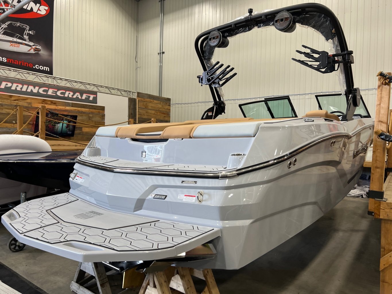 Bateau Mastercraft NXT22 2025 Gris Pale sur Tan Modèle Complètement Équipé pour le Wakesurf!