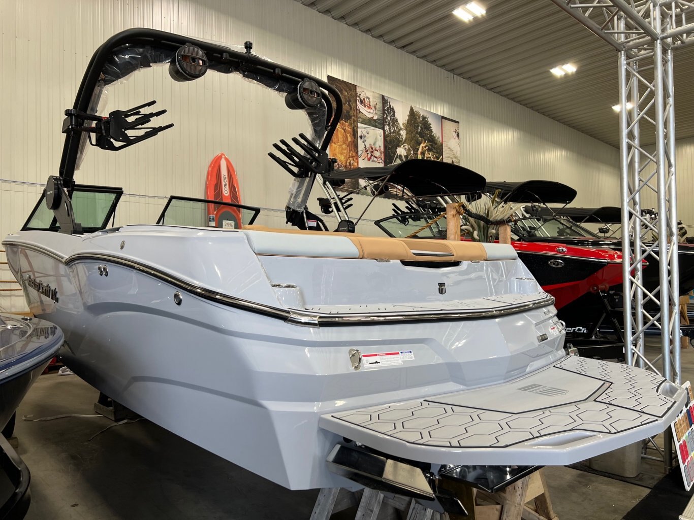 Bateau Mastercraft NXT22 2025 Gris Pale sur Tan Modèle Complètement Équipé pour le Wakesurf!