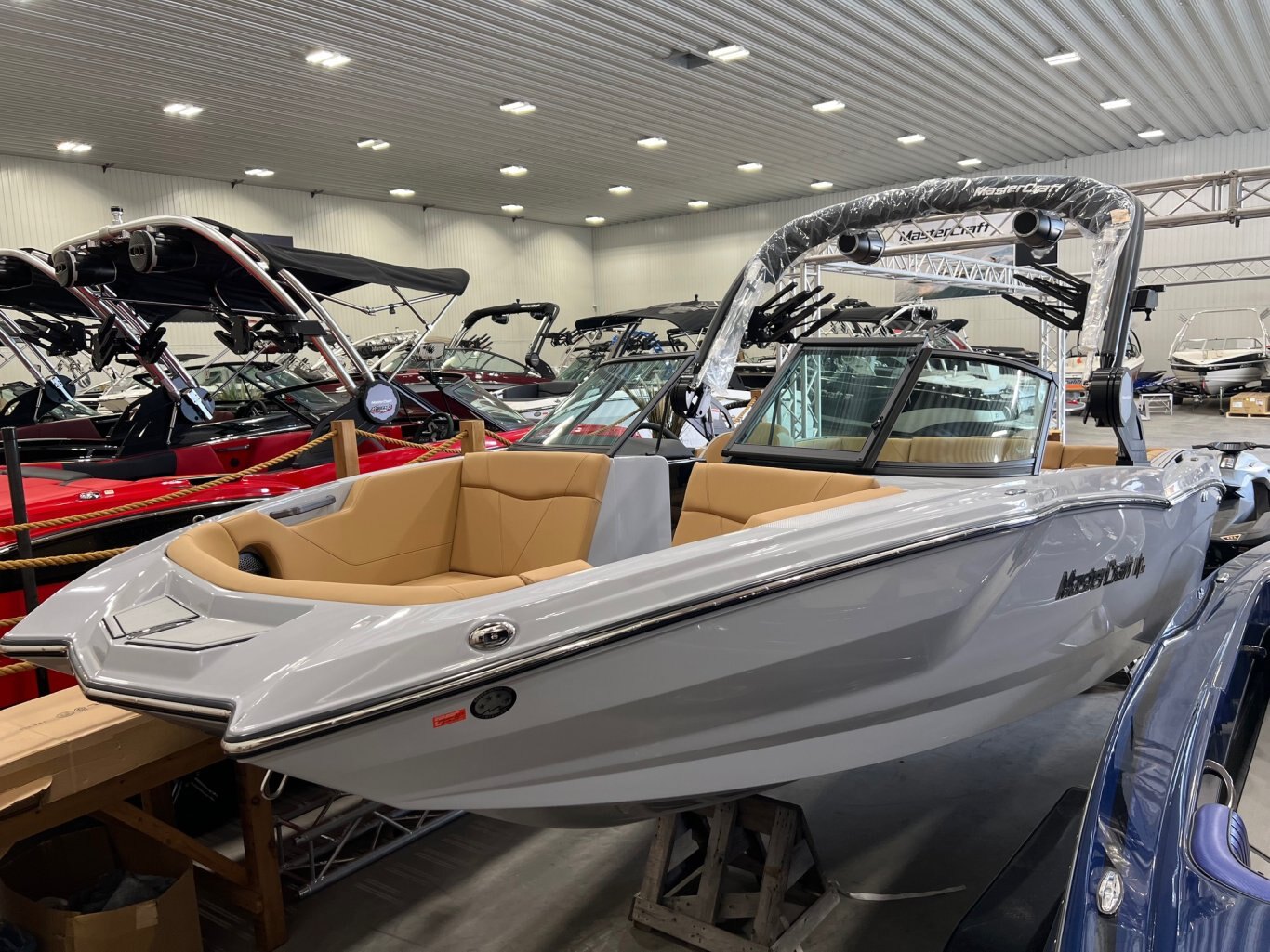 Bateau Mastercraft NXT22 2025 Gris Pale sur Tan Modèle Complètement Équipé pour le Wakesurf!