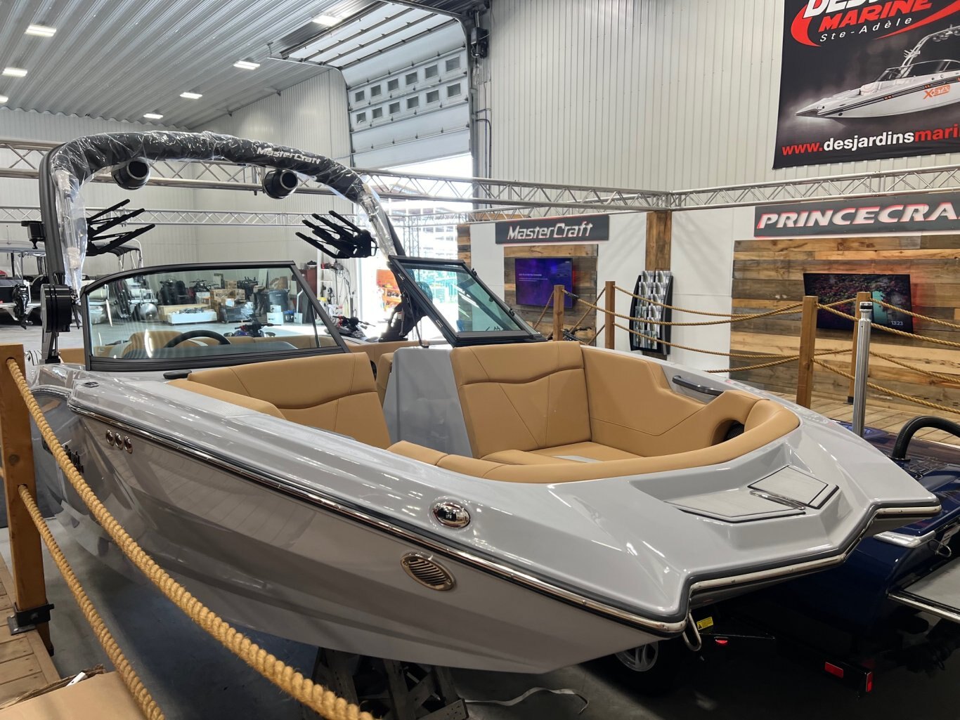 Bateau Mastercraft NXT22 2025 Gris Pale sur Tan Modèle Complètement Équipé pour le Wakesurf!