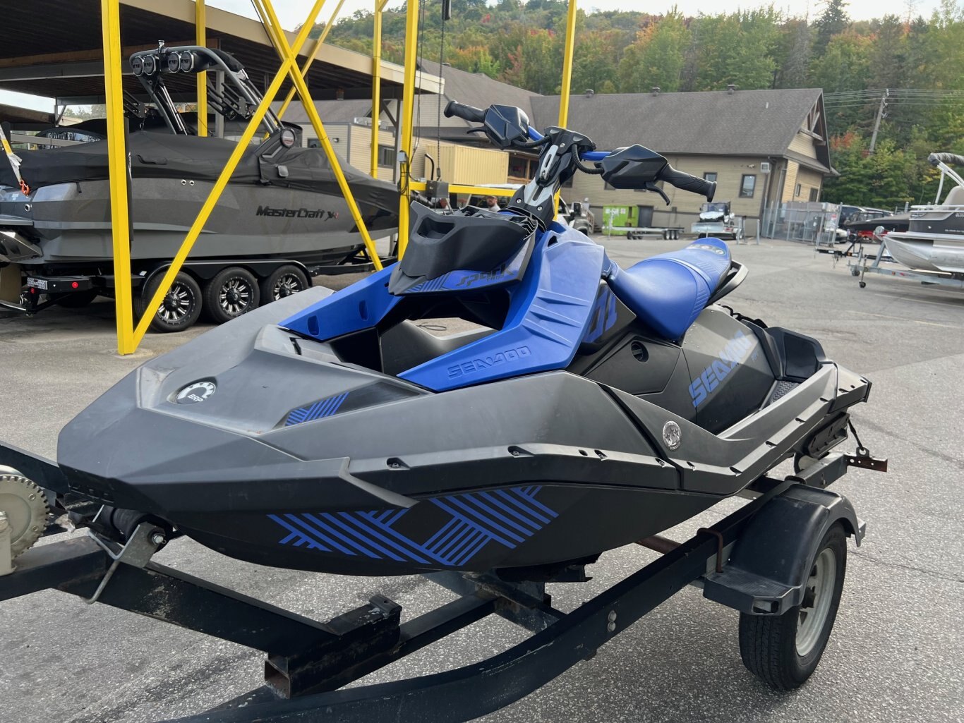 Motomarine Sea-Doo Spark Trixx 2022 Bleu et Noir avec Haut-Parleur et Toile avec seulement 4hrs d'utilisation!