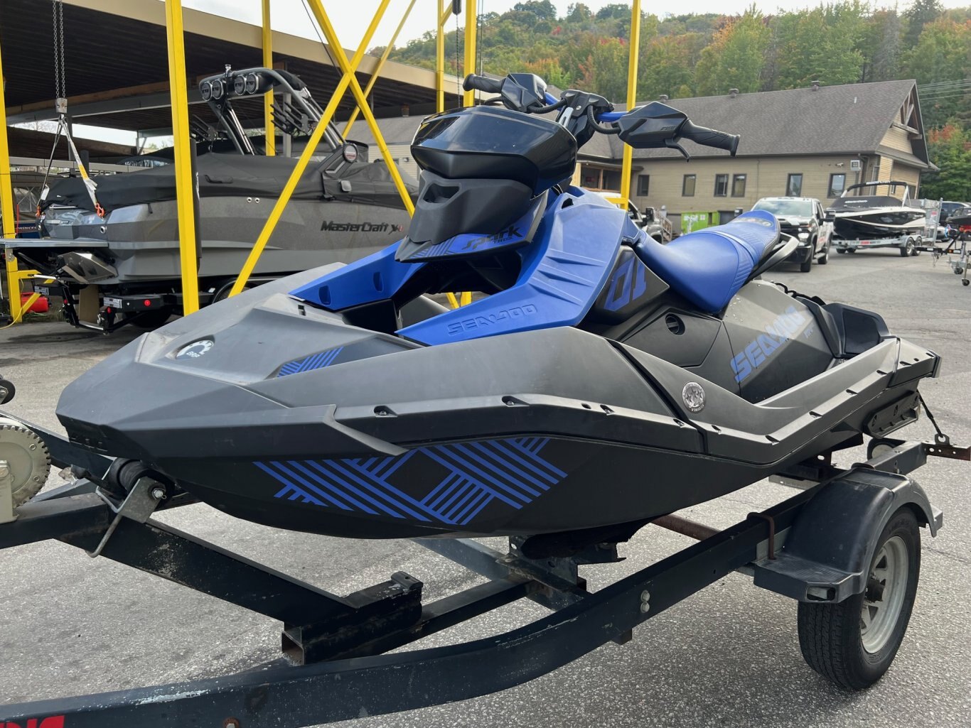 Motomarine Sea Doo Spark Trixx 2022 Bleu et Noir avec Haut Parleur et Toile avec seulement 4hrs d'utilisation!