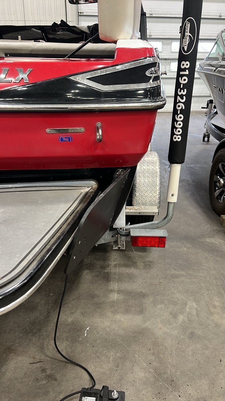 Bateau Malibu Wakesetter VLX 21.6' 2012 Rouge & Noir Moteur Monsoon 350hp 525h Full, Remorque , 6x Ballasts, Power Wedge, SurfGates !