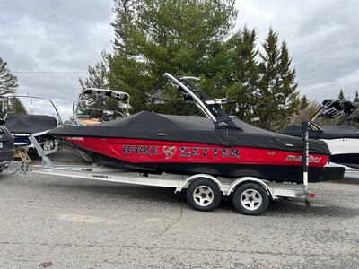 Bateau Malibu Wakesetter VLX 21.6' 2012 Rouge & Noir Moteur Monsoon 350hp 525h Full, Remorque , 6x Ballasts, Power Wedge, SurfGates!