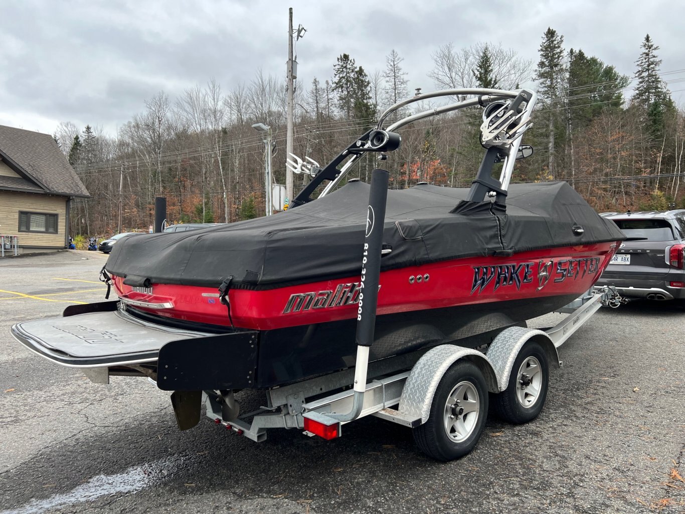Bateau Malibu Wakesetter VLX 21.6' 2012 Rouge & Noir Moteur Monsoon 350hp 525h Full, Remorque , 6x Ballasts, Power Wedge, SurfGates !