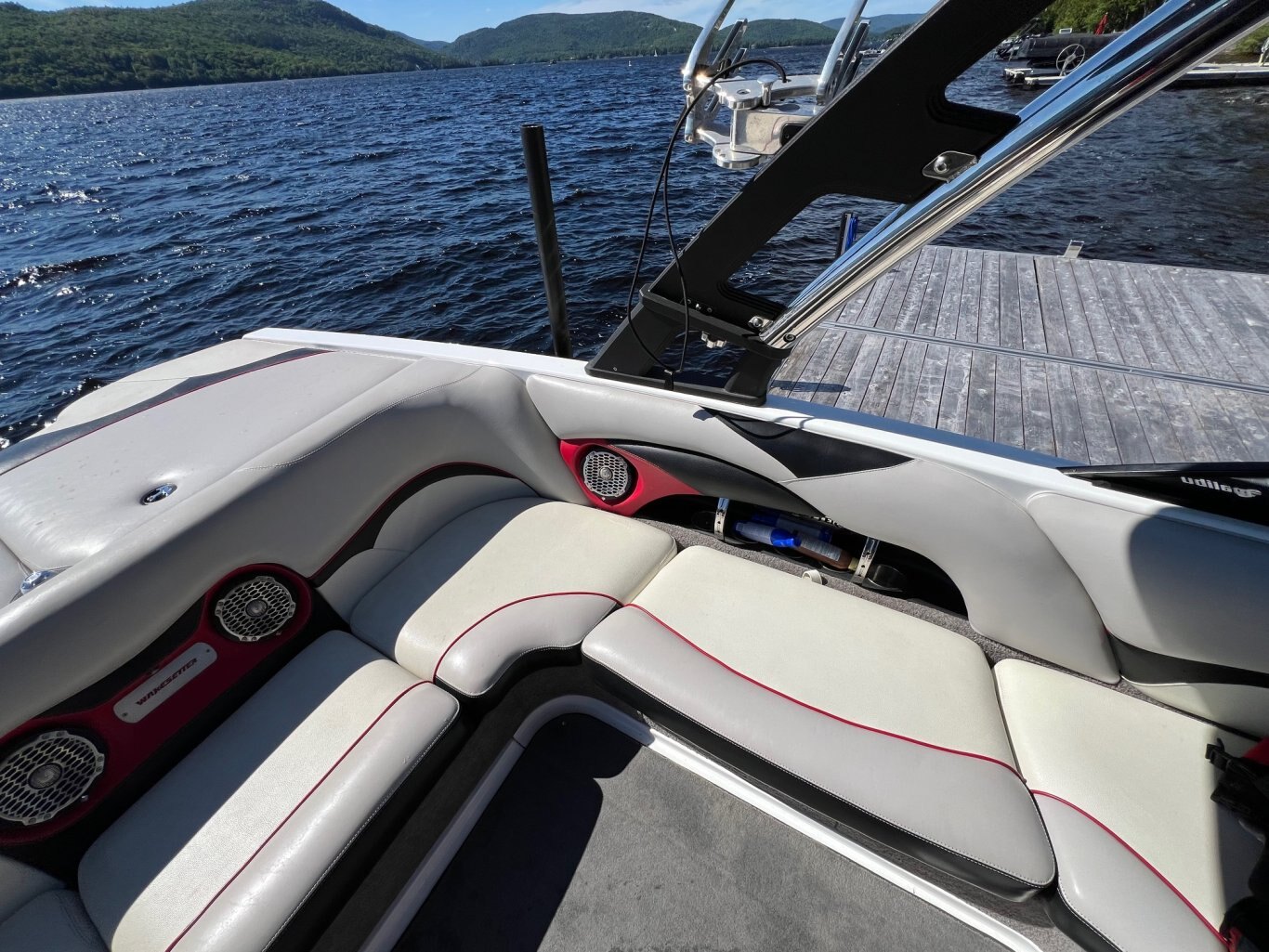 Bateau Malibu Wakesetter VLX 21.6' 2012 Rouge & Noir Moteur Monsoon 350hp 475h Complètement Équipé, 4x Ballasts, Power Wedge, Maliview!