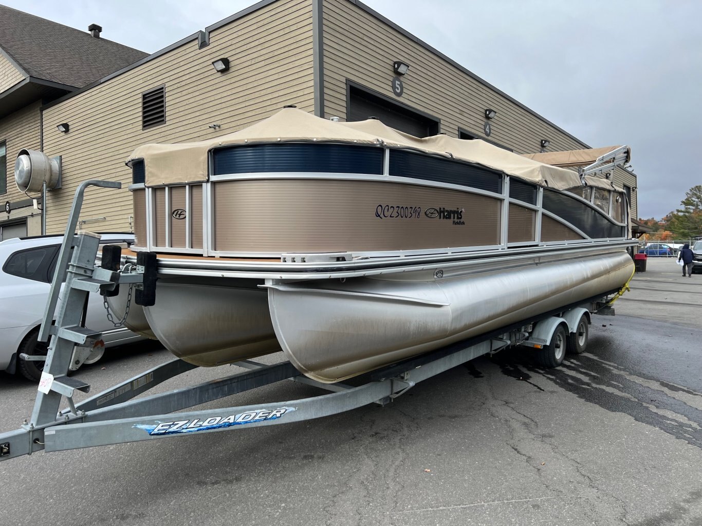 Ponton Harris 2009 Grand Mariner 230 SEI 3x Quilles avec moteur Mercruiser 5.7l 350 MAG 300hp 720 heures au compteur, Complètement Équipé & Luxueux