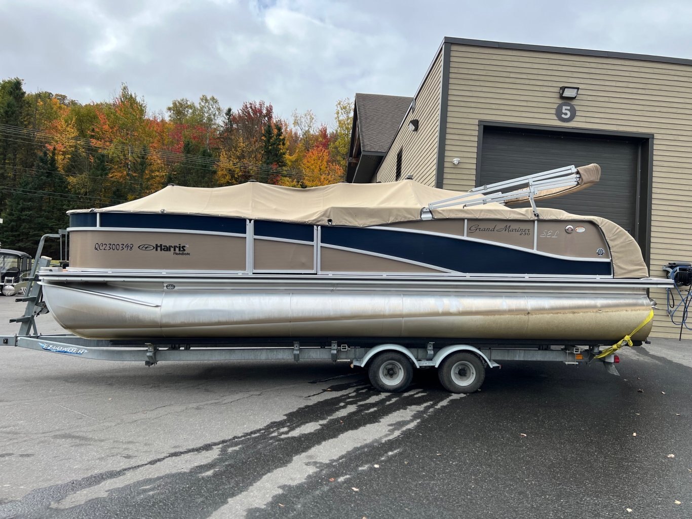 Ponton Harris 2009 Grand Mariner 230 SEI 3x Quilles avec moteur Mercruiser 5.7l 350 MAG 300hp 720 heures au compteur, Complètement Équipé & Luxueux