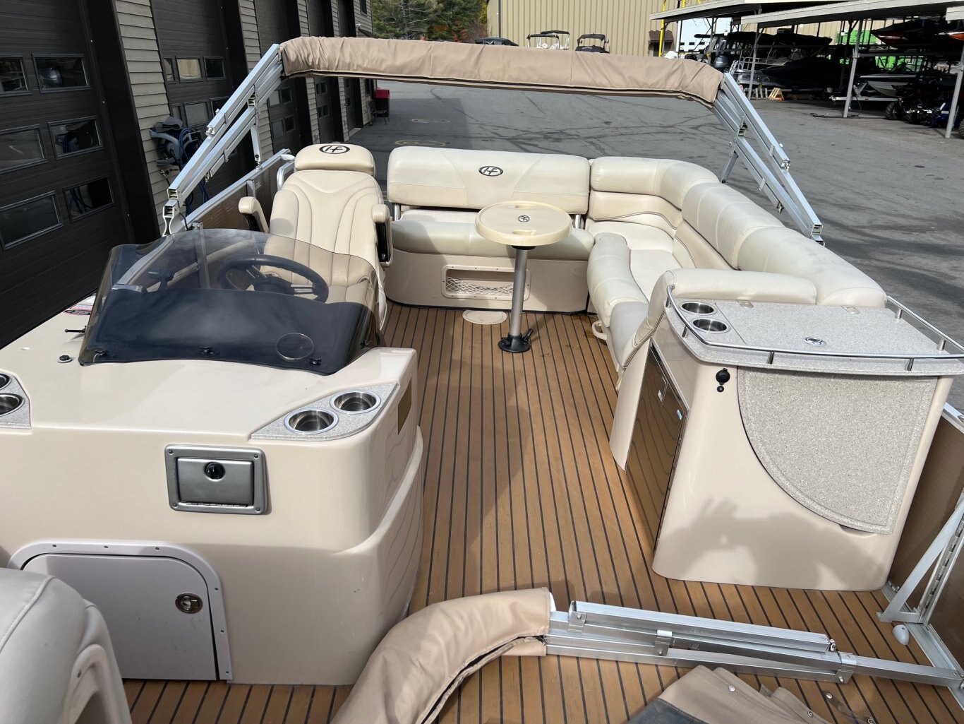 Ponton Harris 2009 Grand Mariner 230 SEI 3x Quilles avec moteur Mercruiser 5.7l 350 MAG 300hp 720 heures au compteur, Complètement Équipé & Luxueux