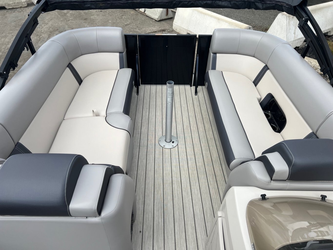 Ponton Princecraft Quorum 23XT 2023 Noir avec moteur Mercury 115 hp Pro avec 111 heures, toile damarrage et deux toit Bimini.