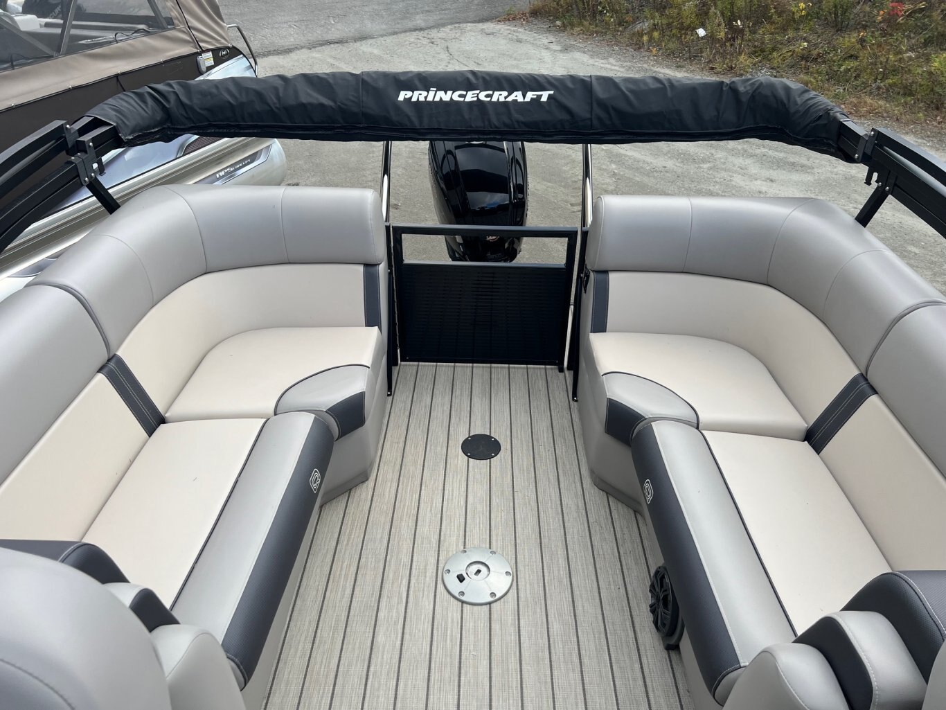 Ponton Princecraft Quorum 23XT 2023 Noir avec moteur Mercury 115 hp Pro avec 111 heures, toile damarrage et deux toit Bimini.