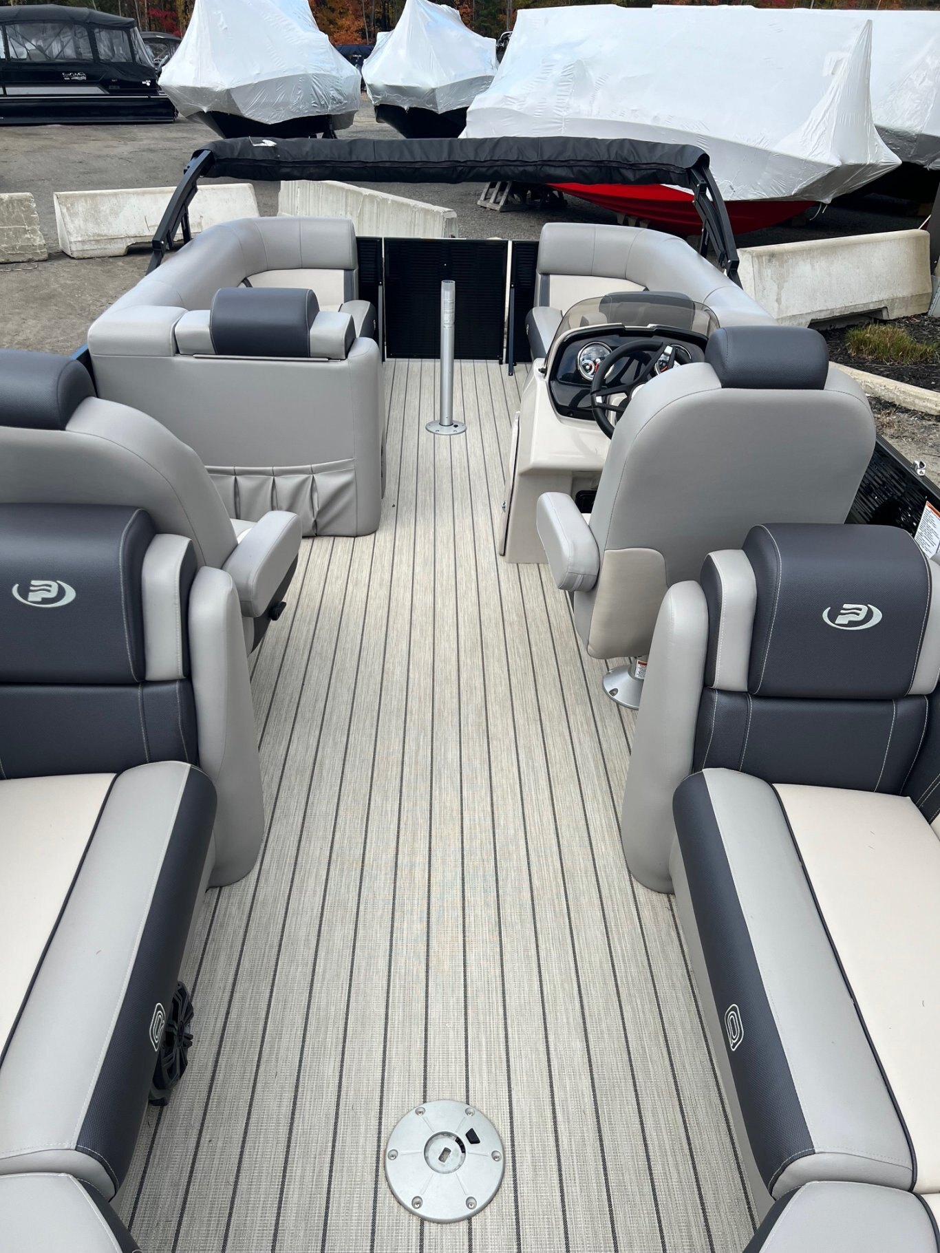 Ponton Princecraft Quorum 23XT 2023 Noir avec moteur Mercury 115 hp Pro avec 111 heures, toile damarrage et deux toit Bimini.