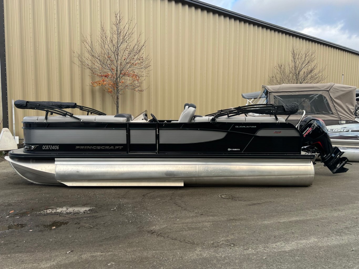 Ponton Princecraft Quorum 23XT 2023 Noir avec moteur Mercury 115 hp Pro avec 111 heures, toile damarrage et deux toit Bimini.