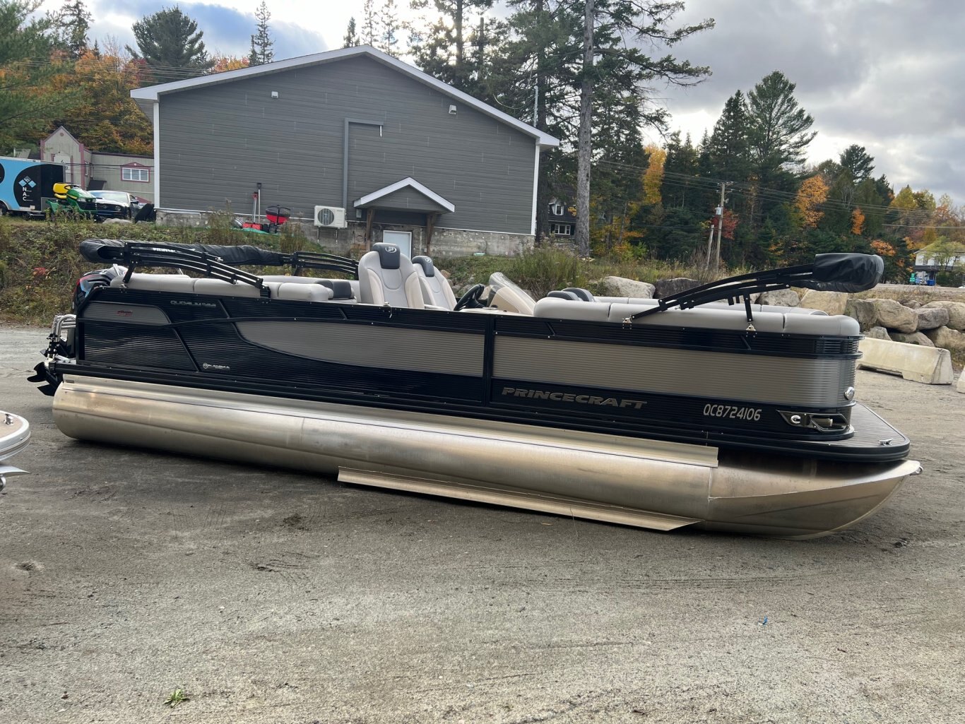 Ponton Princecraft Quorum 23XT 2023 Noir avec moteur Mercury 115 hp Pro avec 111 heures, toile damarrage et deux toit Bimini.