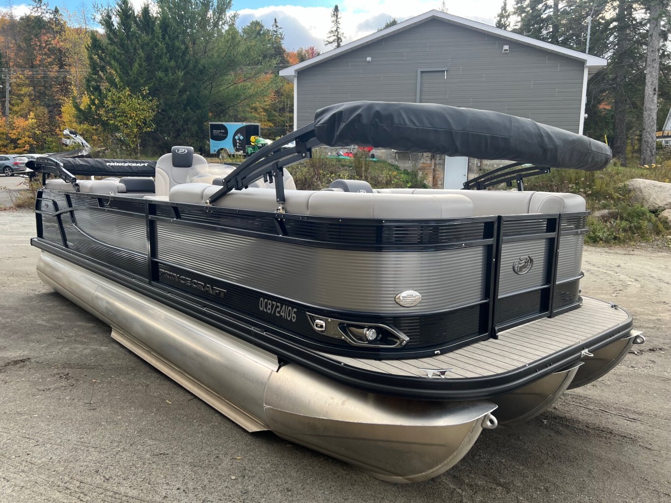 Ponton Princecraft Quorum 23XT 2023 Noir avec moteur Mercury 115 hp Pro avec 111 heures, toile damarrage et deux toit Bimini.