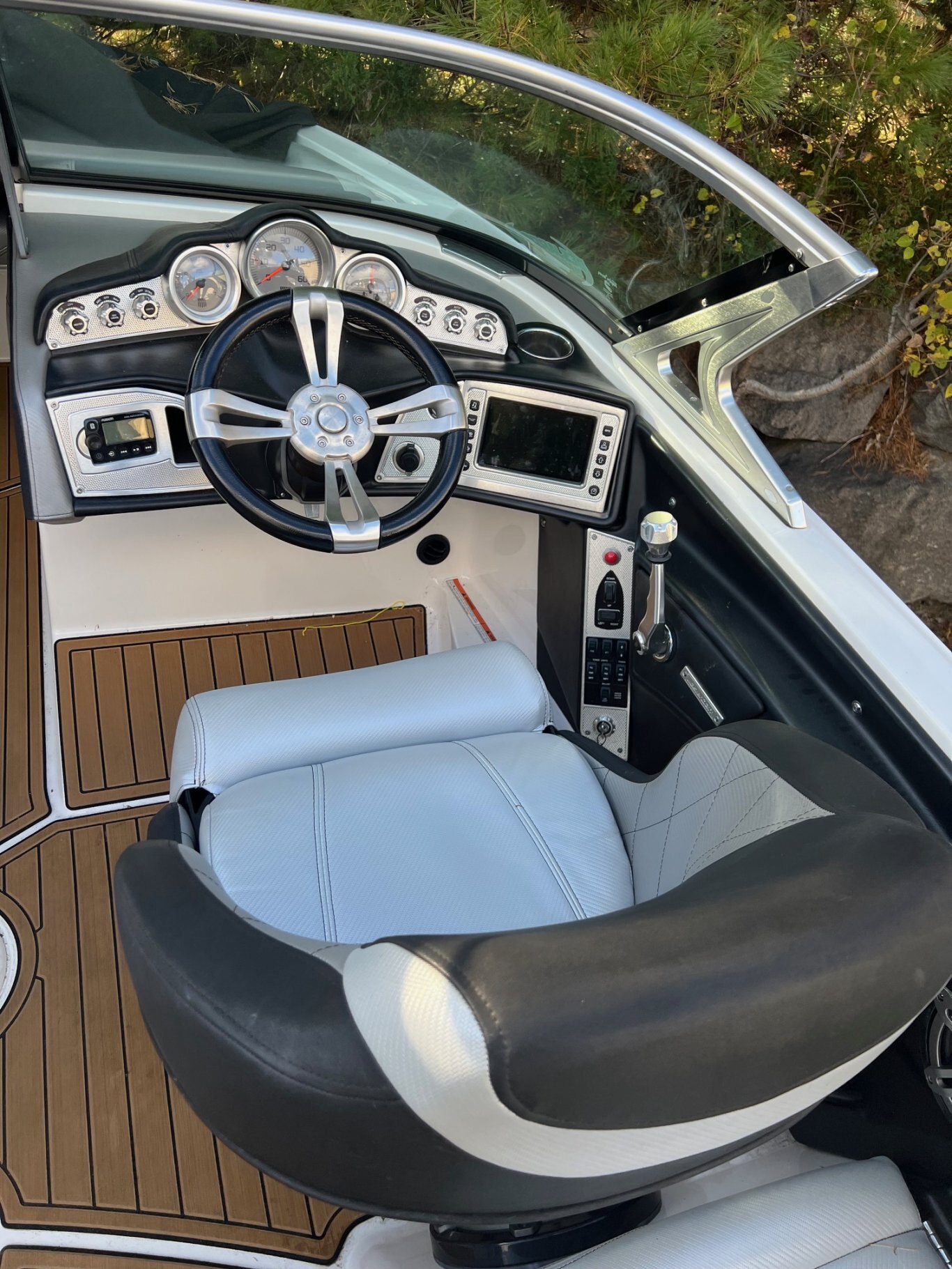 Bateau Mastercraft X30 2014 Noir & Blanc Moteur Ilmor 5.7l avec 506 heures Complètement Équipé pour le Wakesurf!