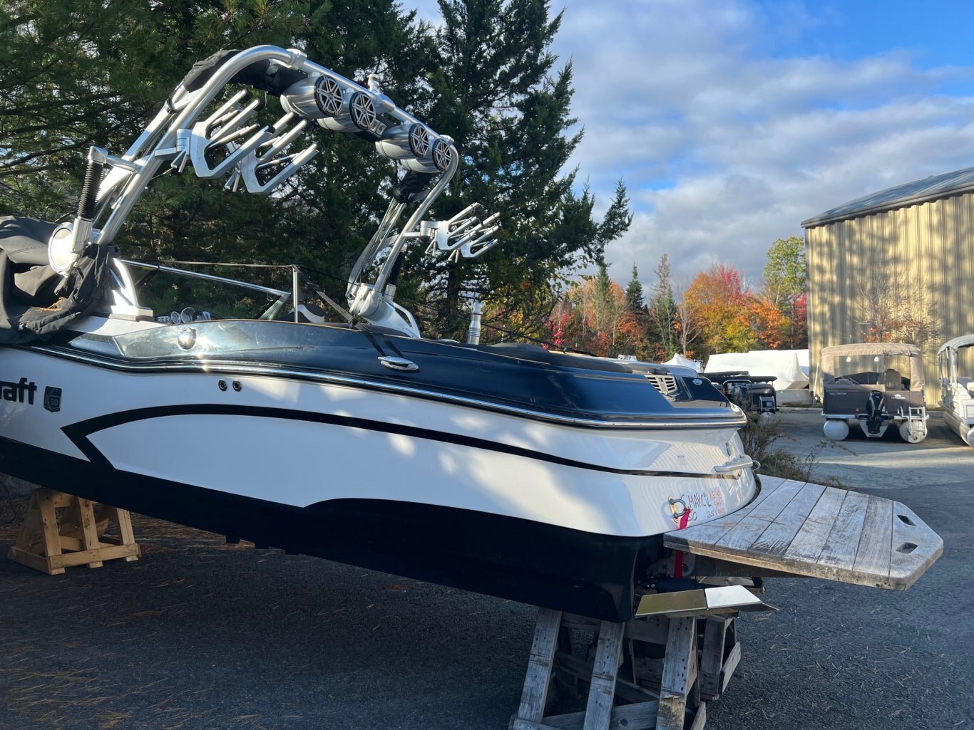 Bateau Mastercraft X30 2014 Noir & Blanc Moteur Ilmor 5.7l avec 506 heures Complètement Équipé pour le Wakesurf!