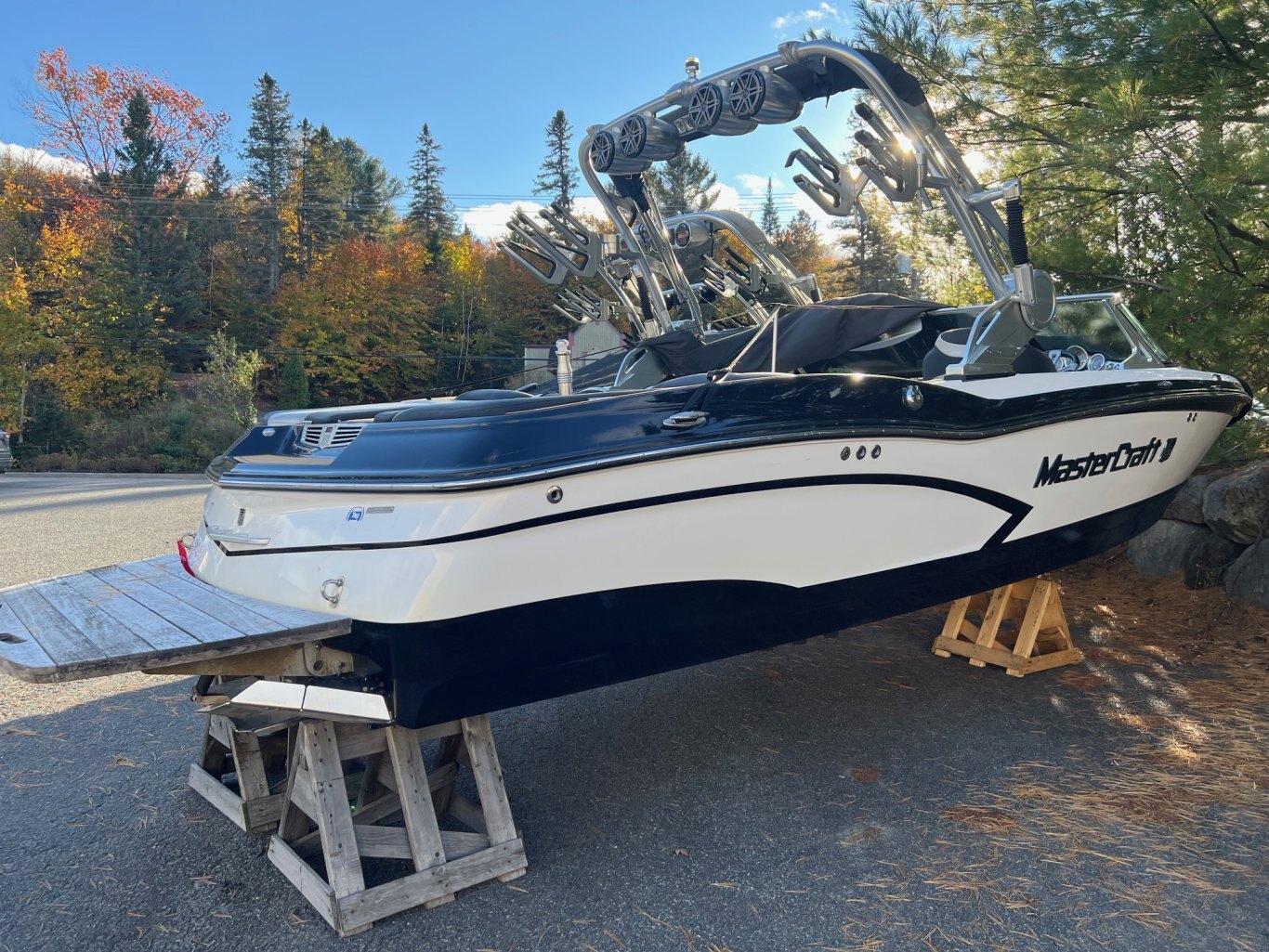 Bateau Mastercraft X30 2014 Noir & Blanc Moteur Ilmor 5.7l avec 506 heures Complètement Équipé pour le Wakesurf!