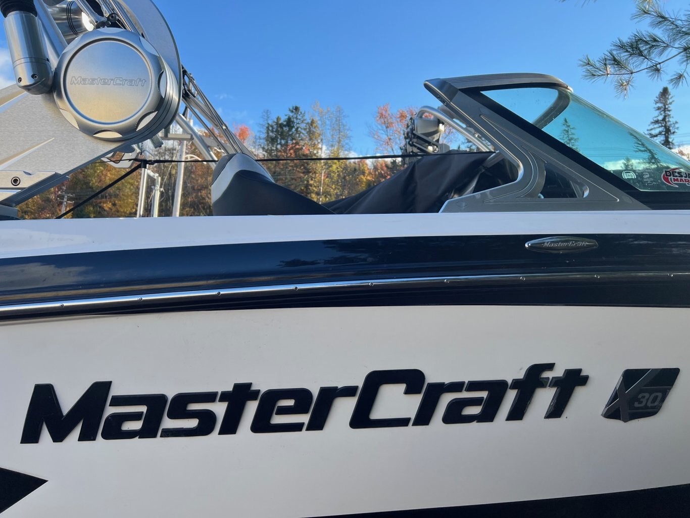 Bateau Mastercraft X30 2014 Noir & Blanc Moteur Ilmor 5.7l avec 506 heures Complètement Équipé pour le Wakesurf!