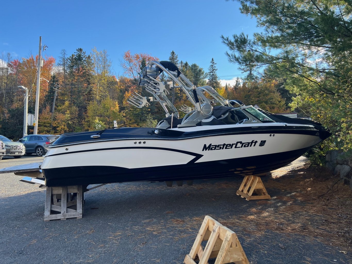 Bateau Mastercraft X30 2014 Noir & Blanc Moteur Ilmor 5.7l avec 506 heures Complètement Équipé pour le Wakesurf!