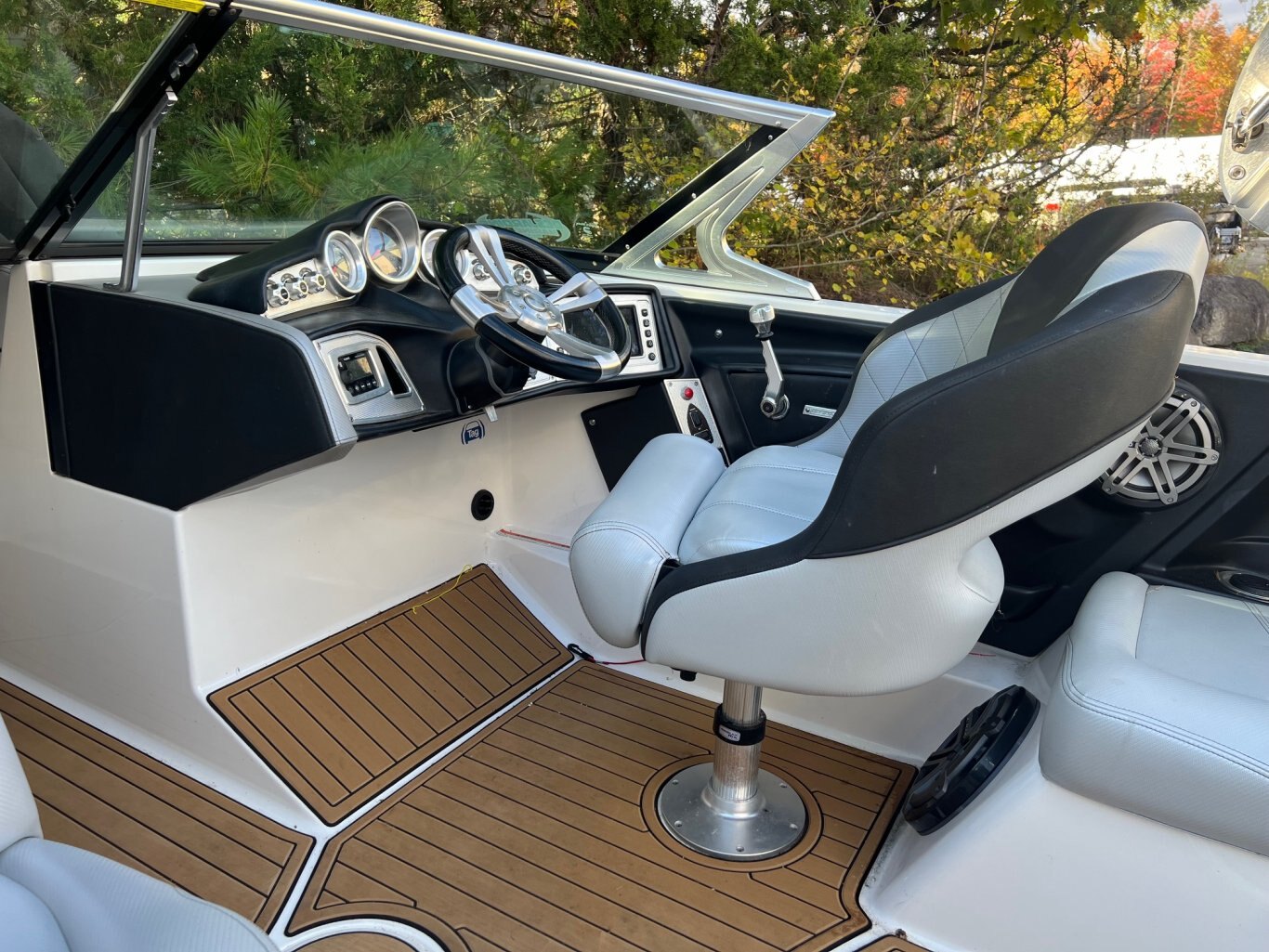 Bateau Mastercraft X30 2014 Noir & Blanc Moteur Ilmor 5.7l avec 506 heures Complètement Équipé pour le Wakesurf!