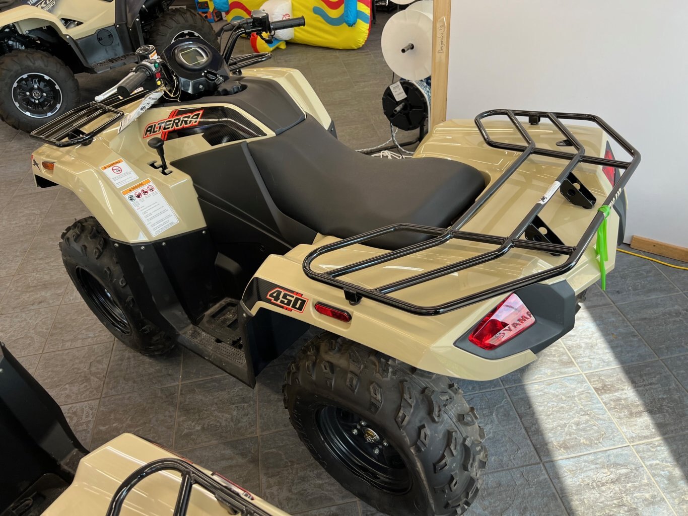 VTT Arctic Cat 2023 Alterra 450 Beige Modèle Tout Usage Neuf Prix Liquidation à ne pas Manquer!!!