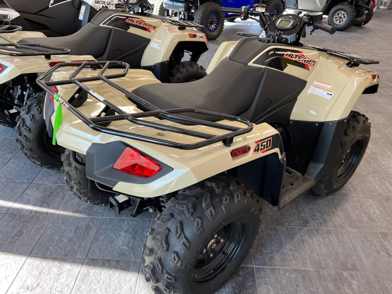 VTT Arctic Cat 2023 Alterra 450 Beige Modèle Tout Usage Neuf Prix Liquidation à ne pas Manquer!!!