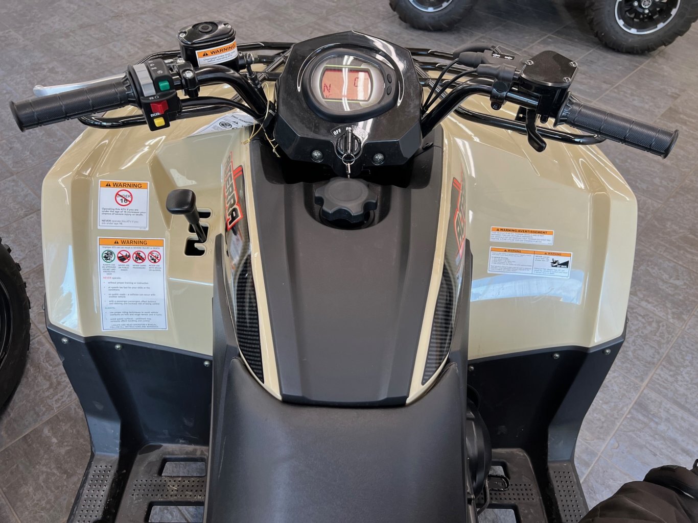 VTT Arctic Cat 2023 Alterra 450 Beige Modèle Tout Usage Neuf Prix Liquidation à ne pas Manquer!!!