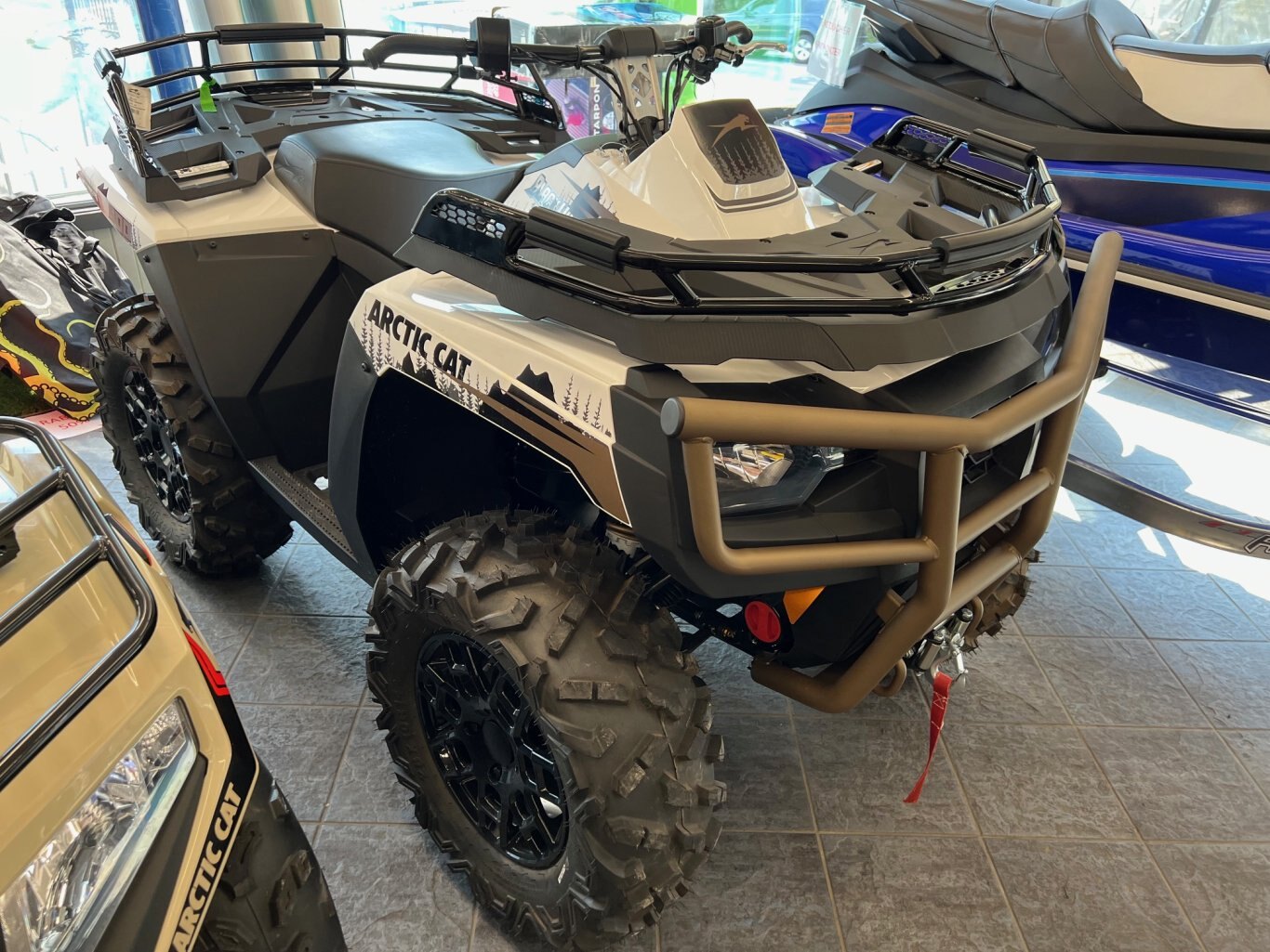 VTT Arctic Cat 2023 Alterra 600 Black Hills Edition Blanc /Bronze Modèle Tout Usage Neuf Liquidation à ne pas manquer!!!