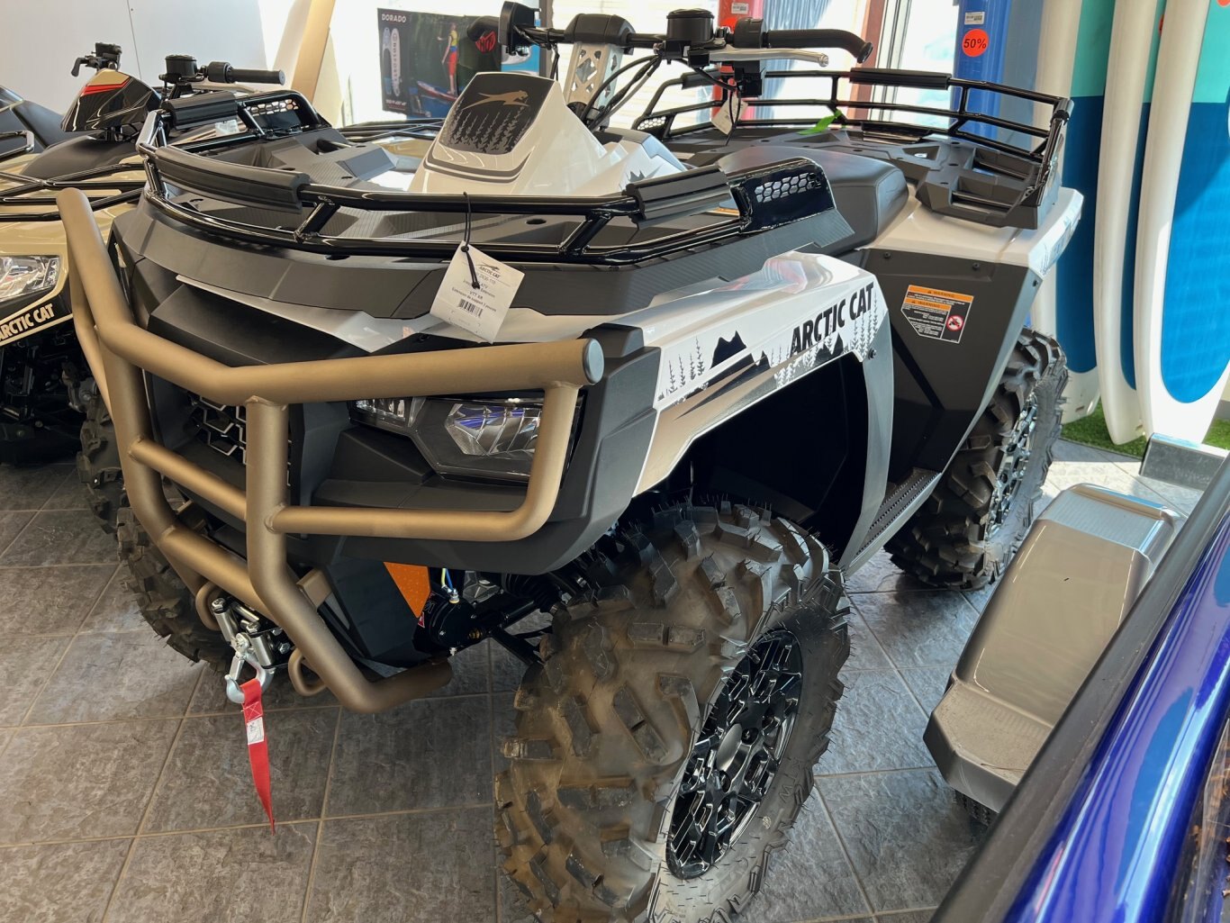 VTT Arctic Cat 2023 Alterra 600 Black Hills Edition Blanc /Bronze Modèle Tout Usage Neuf Liquidation à ne pas manquer!!!