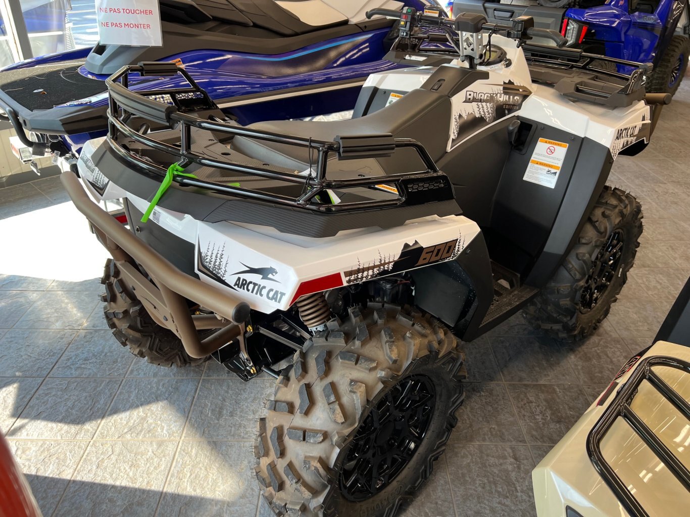 VTT Arctic Cat 2023 Alterra 600 Black Hills Edition Blanc /Bronze Modèle Tout Usage Neuf Liquidation à ne pas manquer!!!