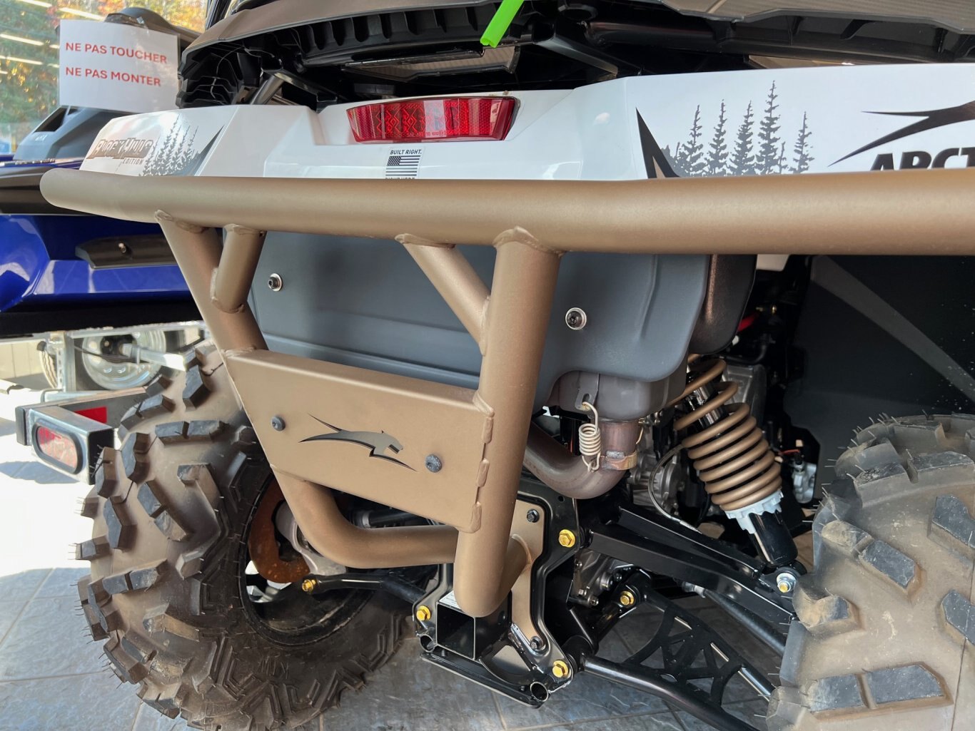 VTT Arctic Cat 2023 Alterra 600 Black Hills Edition Blanc /Bronze Modèle Tout Usage Neuf Liquidation à ne pas manquer!!!