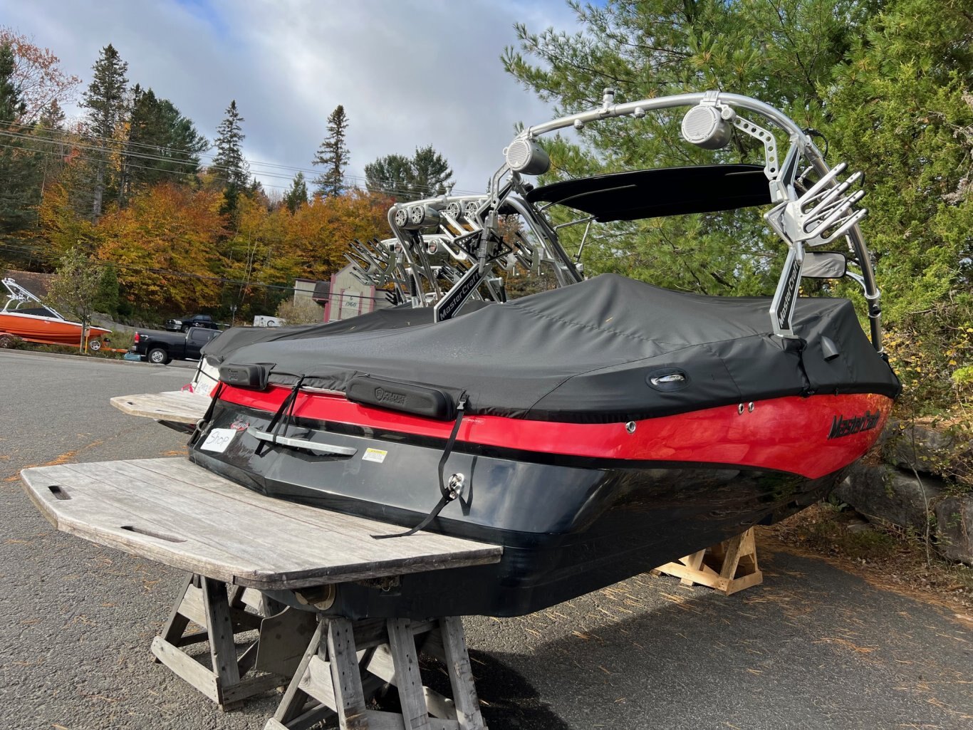 Bateau Mastercraft X2 2007 Rouge & Noir Moteur MCX 350hp avec 246 heures Complètement Équipé pour le Wakesurf, Toile Neuve!