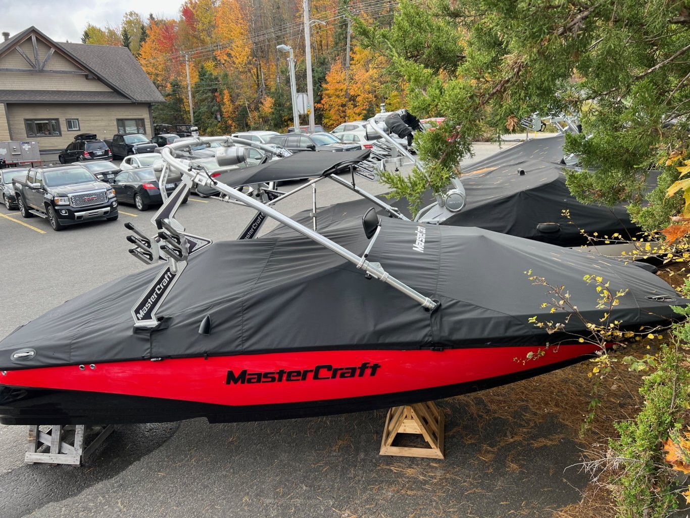 Bateau Mastercraft X2 2007 Rouge & Noir Moteur MCX 350hp avec 246 heures Complètement Équipé pour le Wakesurf, Toile Neuve!