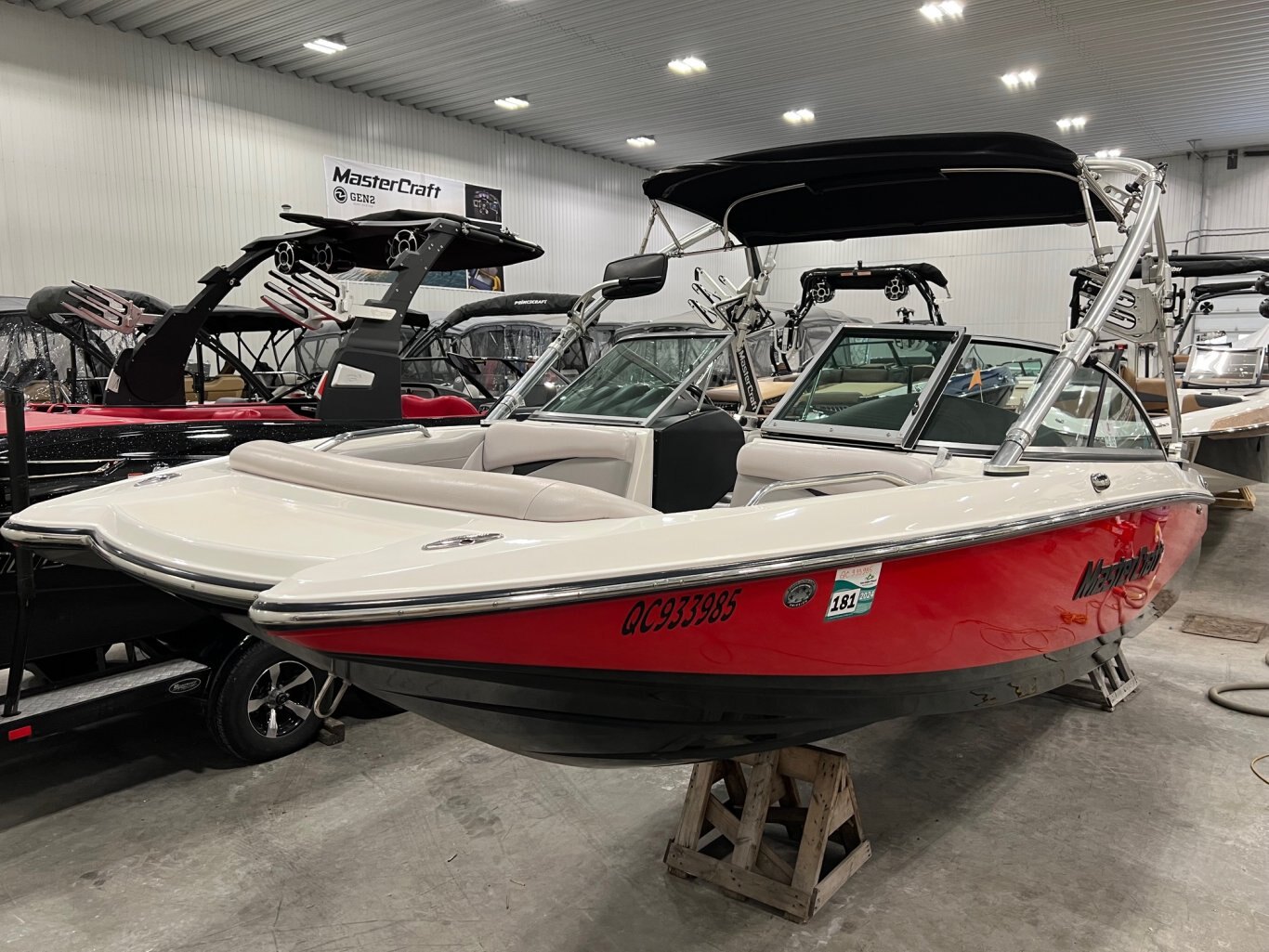 Bateau Mastercraft X2 2007 Rouge & Noir Moteur MCX 350hp avec 246 heures Complètement Équipé pour le Wakesurf, Toile Neuve!