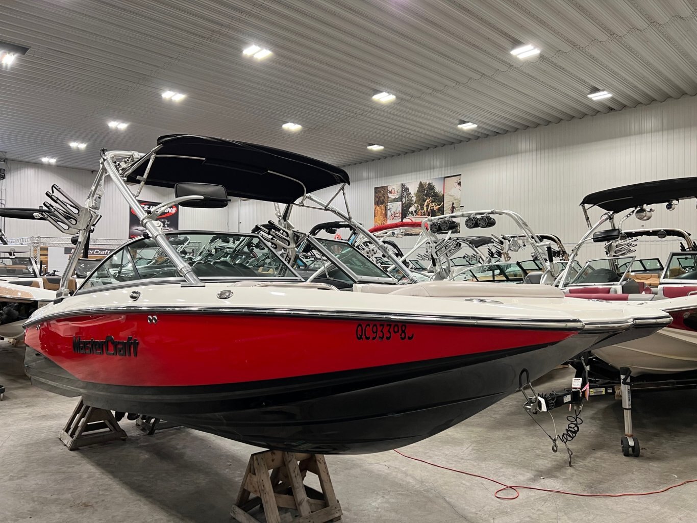 Bateau Mastercraft X2 2007 Rouge & Noir Moteur MCX 350hp avec 246 heures Complètement Équipé pour le Wakesurf, Toile Neuve!