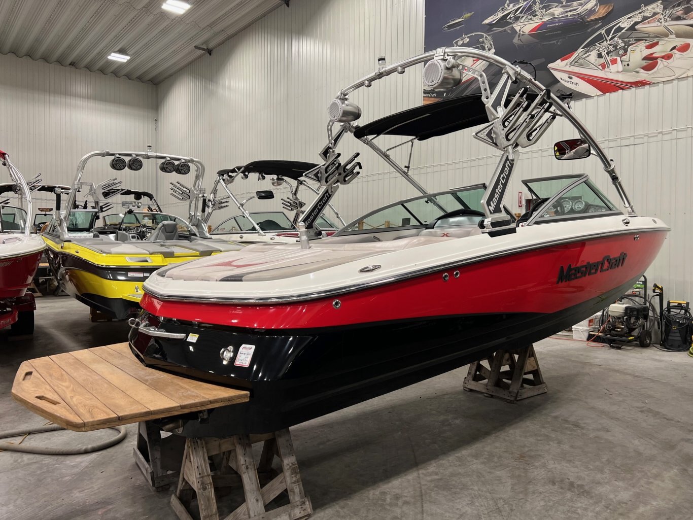 Bateau Mastercraft X2 2007 Rouge & Noir Moteur MCX 350hp avec 246 heures Complètement Équipé pour le Wakesurf, Toile Neuve!