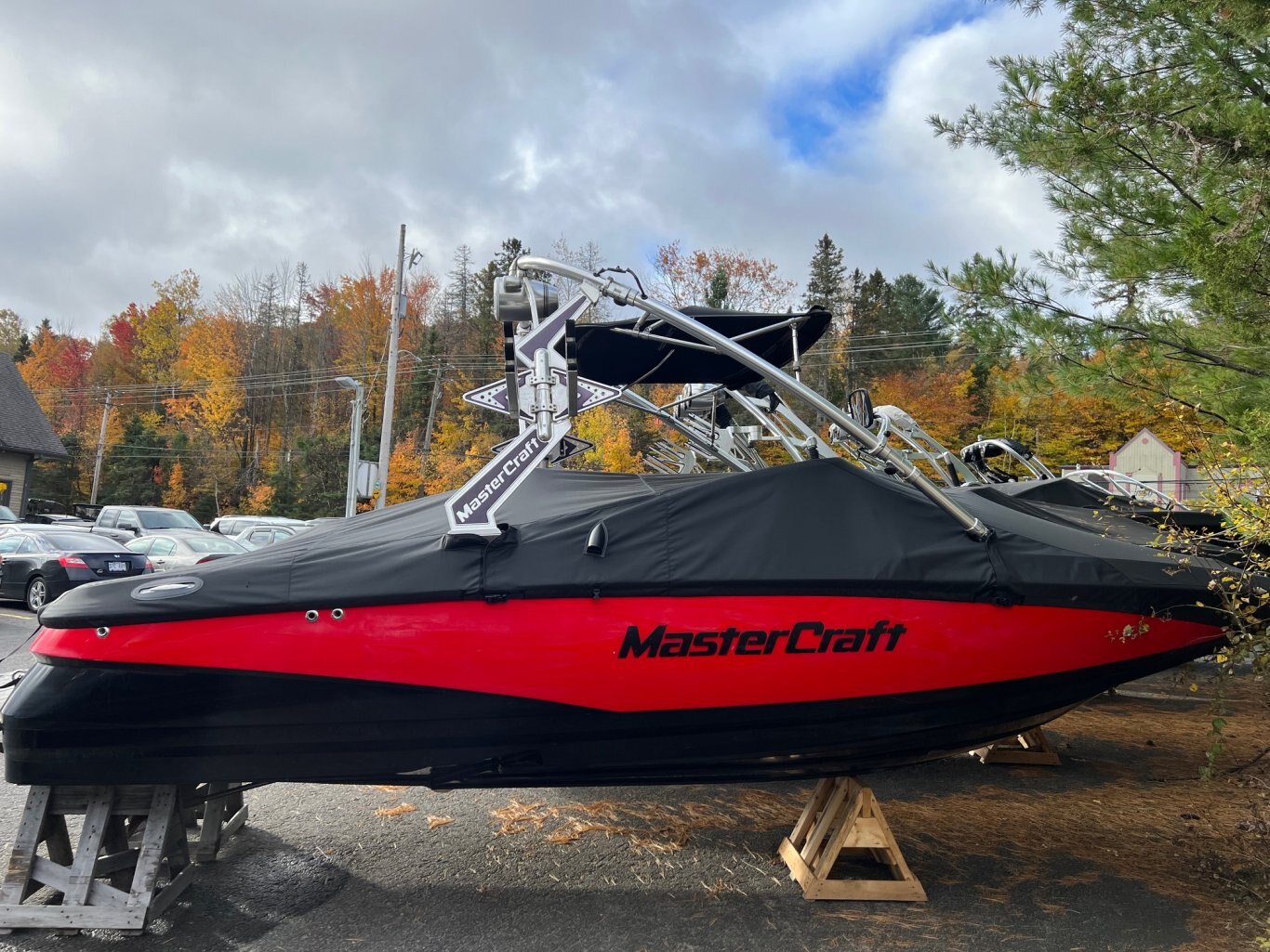 Bateau Mastercraft X2 2007 Rouge & Noir Moteur MCX 350hp avec 246 heures Complètement Équipé pour le Wakesurf, Toile Neuve!