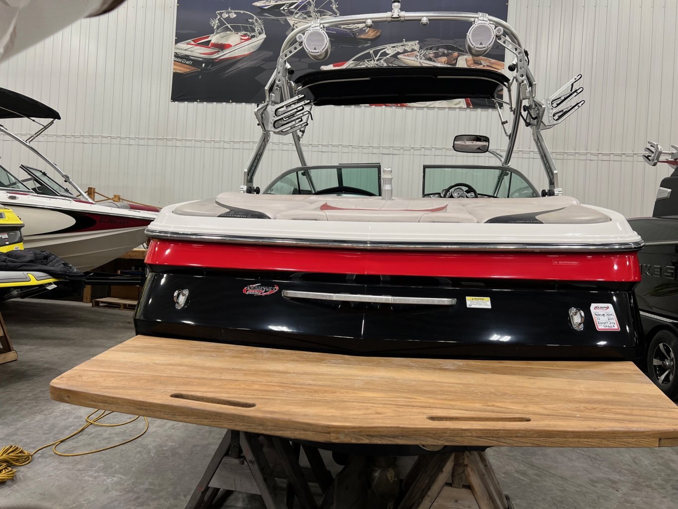 Bateau Mastercraft X2 2007 Rouge & Noir Moteur MCX 350hp avec 246 heures Complètement Équipé pour le Wakesurf, Toile Neuve!