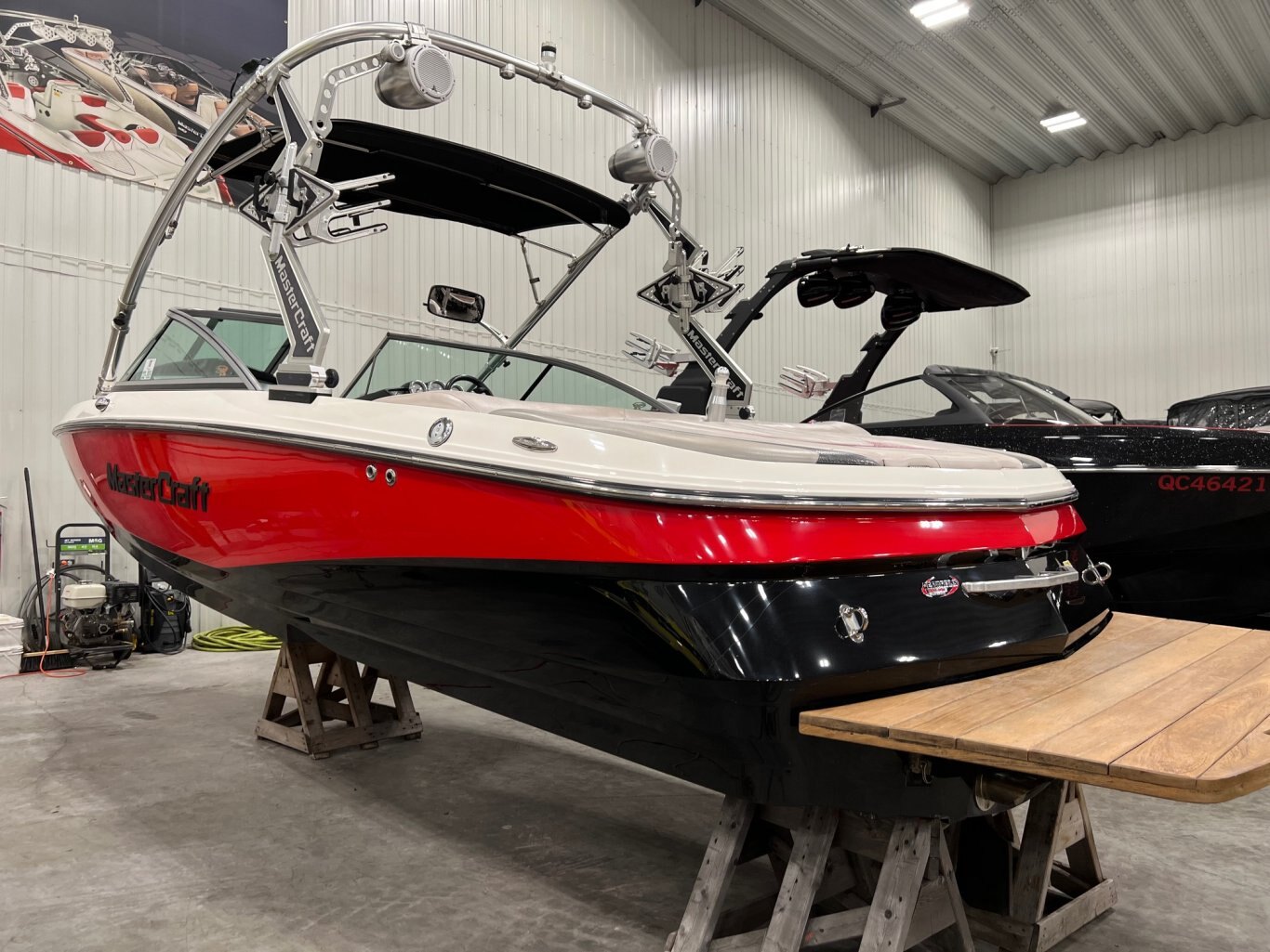 Bateau Mastercraft X2 2007 Rouge & Noir Moteur MCX 350hp avec 246 heures Complètement Équipé pour le Wakesurf, Toile Neuve!