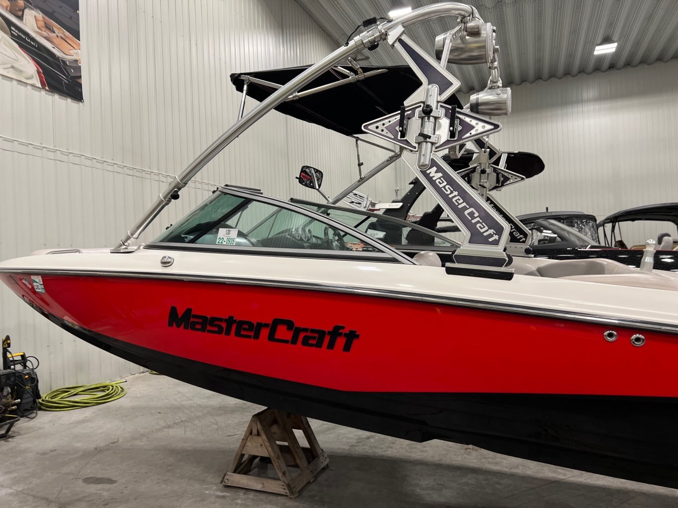 Bateau Mastercraft X2 2007 Rouge & Noir Moteur MCX 350hp avec 246 heures Complètement Équipé pour le Wakesurf, Toile Neuve!